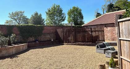 Torworth - 1 Bed Barn - Sleeps 3 - Hot Tub