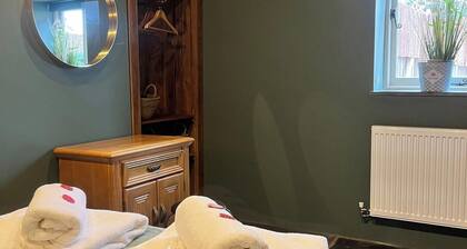 Torworth - 1 Bed Barn - Sleeps 3 - Hot Tub