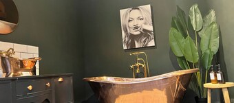 Torworth - 1 Bed Barn - Sleeps 3 - Hot Tub