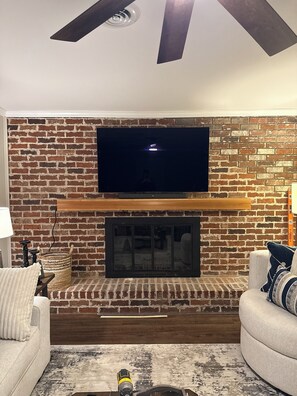 Smart TV, fireplace