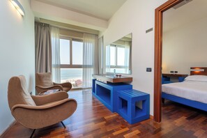 Habitación cuádruple superior | 1 habitación, caja de seguridad en la habitación y escritorio