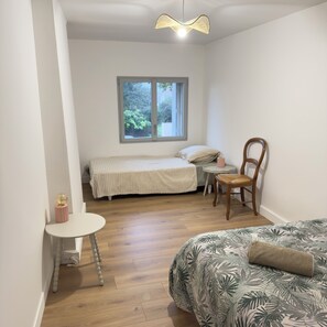 4 bedrooms, desk, travel crib, free WiFi - House in the heart of the Saint-Emilion vineyards (Néac)