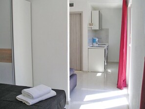 1 chambre, fer et planche à repasser, accès au Wi-Fi (inclus)