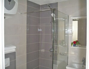 Dusche, Haartrockner, Handtücher, Seife
