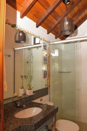 Ducha, secador de pelo, toallas, papel higiénico