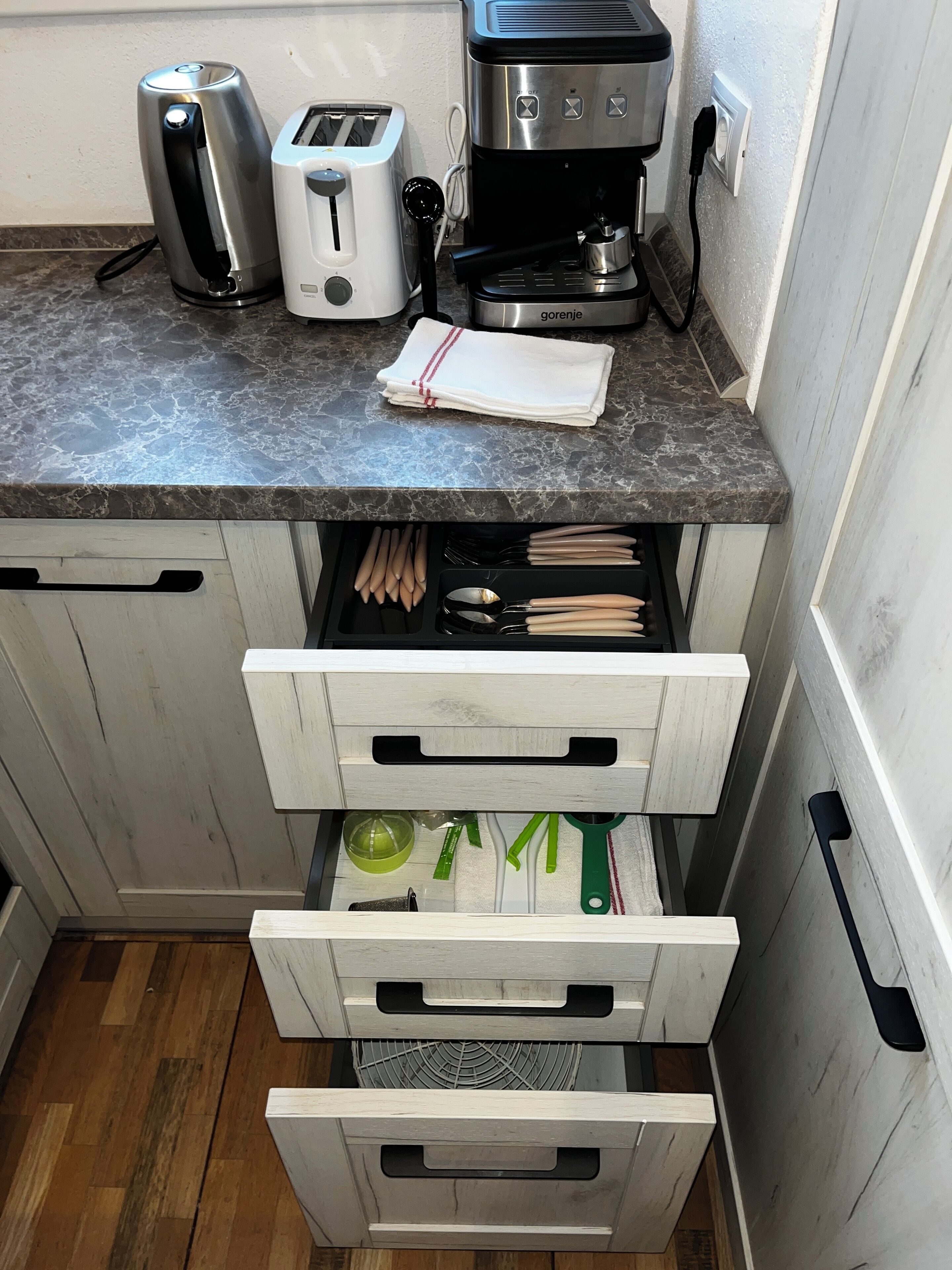 Apartamento superior | Zona de estar | Una televisión de pantalla plana