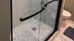 مناشف، صابون، ورق حمّام