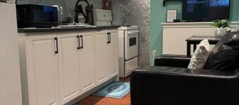 Kerry's Cozy home in welcoming Brampton with WiFi, AC