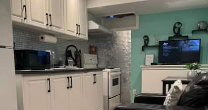 Kerry's Cozy home in welcoming Brampton with WiFi, AC