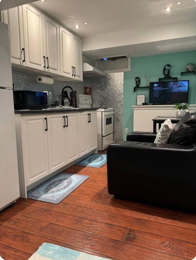 Kerry's Cozy home in welcoming Brampton with WiFi, AC