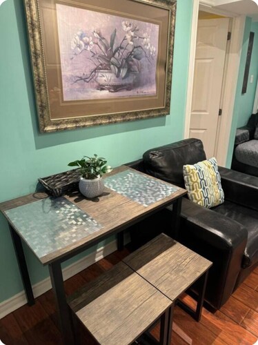 Kerry's Cozy home in welcoming Brampton with WiFi, AC