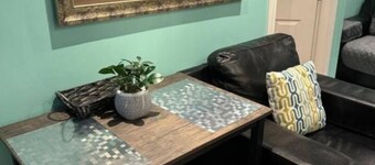 Kerry's Cozy home in welcoming Brampton with WiFi, AC