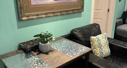 Kerry's Cozy home in welcoming Brampton with WiFi, AC