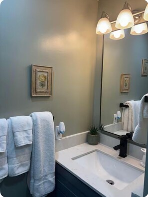 Håndklær, såpe og toalettpapir