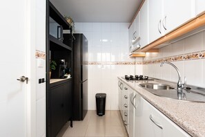 Jääkaappi, mikroaaltouuni, astianpesukone, kahvin-/teenkeitin