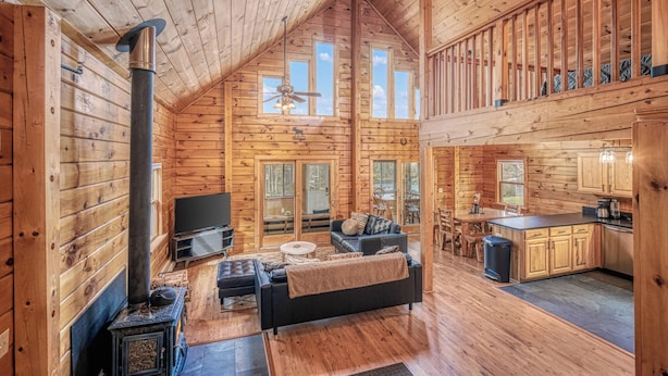 L’intérieur d’une cabane en rondins comprend un salon, une cuisine et un coin repas.