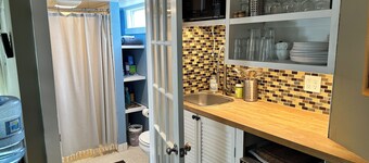 Charming cottage in Safe and Quiet Palisades of NW Washington Easy Trip Downtown