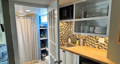Charming cottage in Safe and Quiet Palisades of NW Washington Easy Trip Downtown