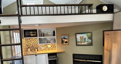 Charming cottage in Safe and Quiet Palisades of NW Washington Easy Trip Downtown