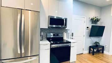 Een koelkast, een microgolfoven, een oven, een kookplaat