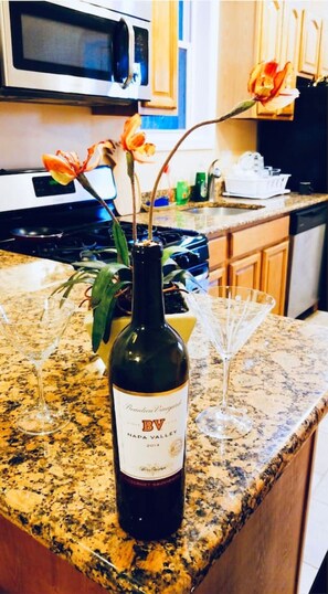 冷蔵庫、電子レンジ、オーブン、コンロ