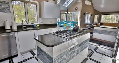 Spacious Lake House for Large Groups w Private Acre+ short path to Lake