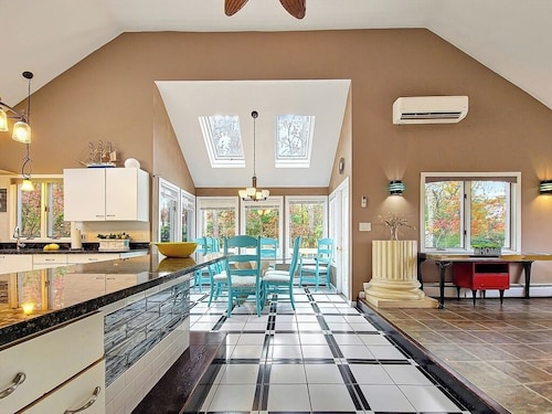 Spacious Lake House for Large Groups w Private Acre+ short path to Lake