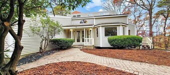 Spacious Lake House for Large Groups w Private Acre+ short path to Lake