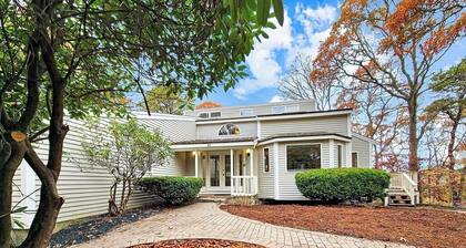 Spacious Lake House for Large Groups w Private Acre+ short path to Lake