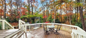 Spacious Lake House for Large Groups w Private Acre+ short path to Lake