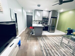 冷蔵庫、電子レンジ、オーブン、コンロ