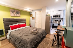 1 habitación, escritorio, tabla de planchar con plancha y wifi 