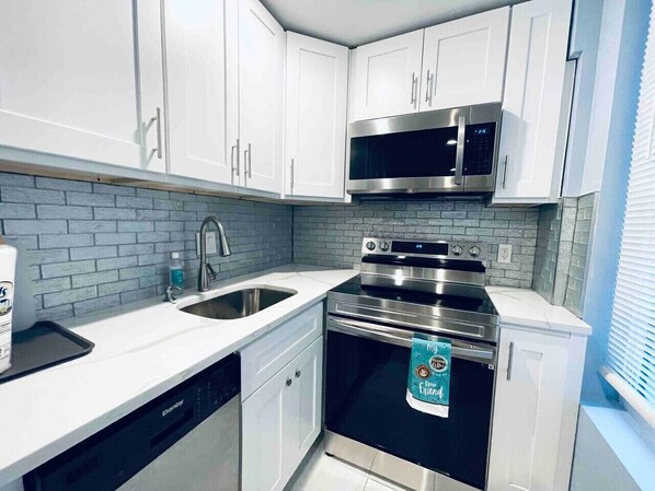Fridge, microwave, oven, stovetop - Rittenhouse Square near Kimmel Center Studio (Philadelphia)