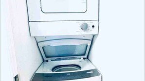 Una lavatrice compatta da incasso con porta frontale e pannello di controllo sulla destra.