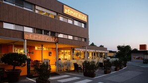 A two-story building with the sign "Pomarancea" on the facade. - Hotel Pomaranča (Ptuj)
