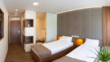 Twin Room | Desk, laptop workspace, soundproofing, free WiFi