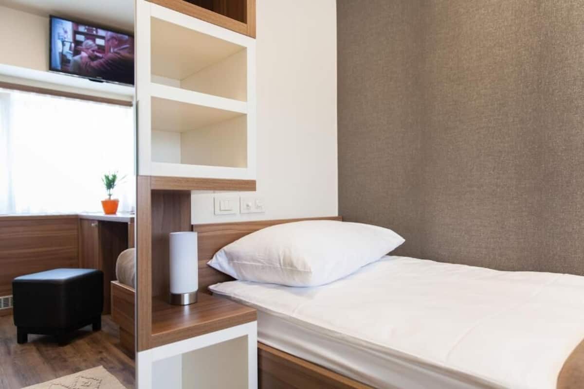Single Room | Desk, laptop workspace, soundproofing, free WiFi