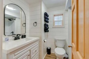 シャワー、タオル、トイレットペーパー
