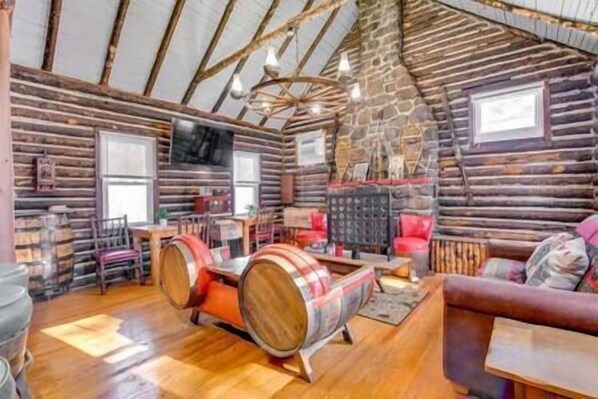 Smart TV, fireplace - The Rustic Cabin The Rustic Cabin (Blakeslee)