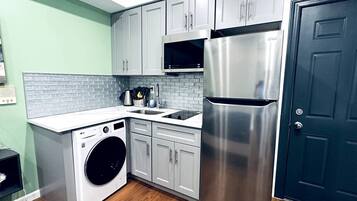 Kylskåp, mikrovågsugn, ugn och spishäll