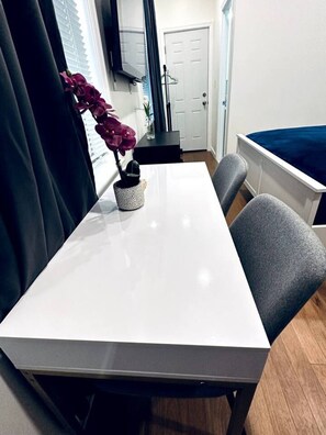 Bureau, fer et planche à repasser, Wi-Fi, literie fournie