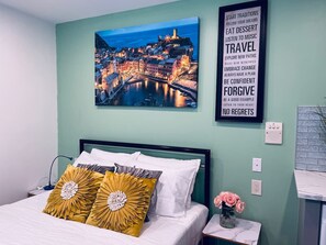 1 bedroom, desk, iron/ironing board, WiFi - New! Suite near Rittenhouse Square (Philadelphia)