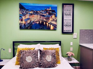 1 bedroom, desk, iron/ironing board, WiFi - New! Suite near Rittenhouse Square (Philadelphia)