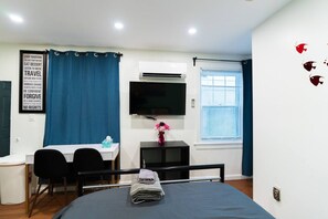 1 bedroom, desk, iron/ironing board, WiFi - New! Suite near Rittenhouse Square (Philadelphia)