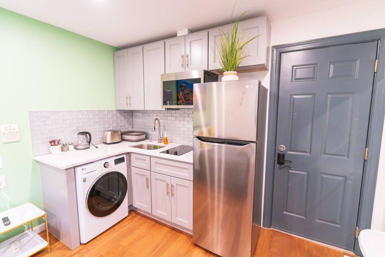 Een koelkast, een magnetron, een kookplaat, een broodrooster