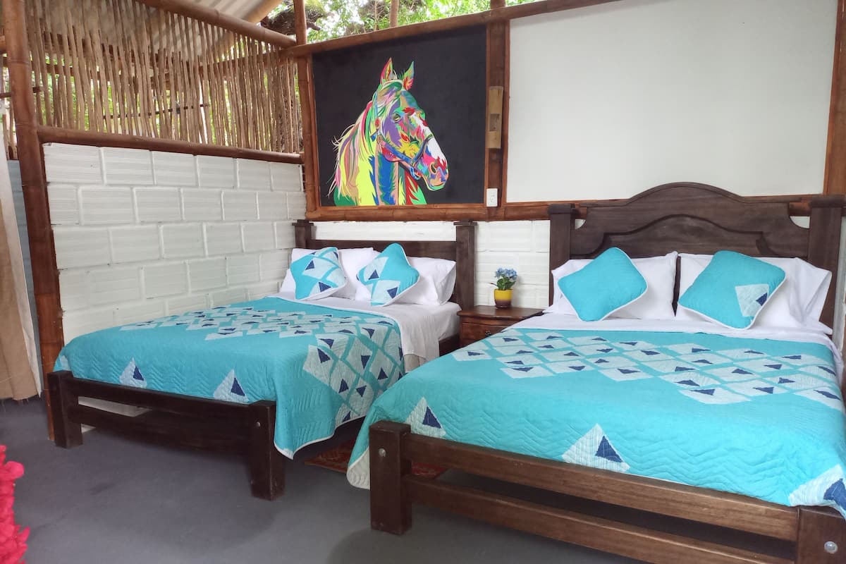 Cabaña Deluxe, patio, vista al jardín | 1 habitación, espacio para trabajar con laptop y wifi gratis