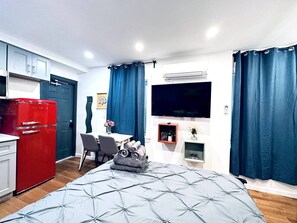 Desk, iron/ironing board, WiFi, bed sheets - New! Suite nearby Rittenhouse Square (Philadelphia)