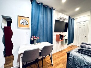 Desk, iron/ironing board, WiFi, bed sheets - New! Suite nearby Rittenhouse Square (Philadelphia)
