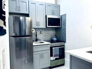 Kühlschrank, Mikrowelle, Herdplatte, Toaster