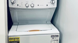 Vue de face d’un lave-linge blanc, avec ses boutons de commande et une étiquette jaune EnergyGuide.